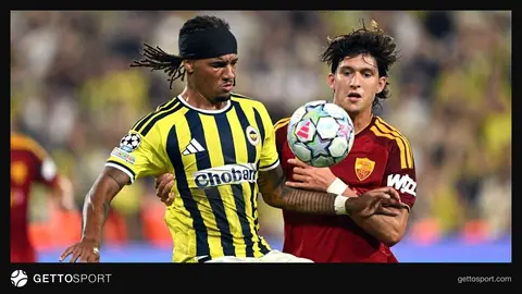 Fenerbahçe formasıyla Archie Brown top sürüyor