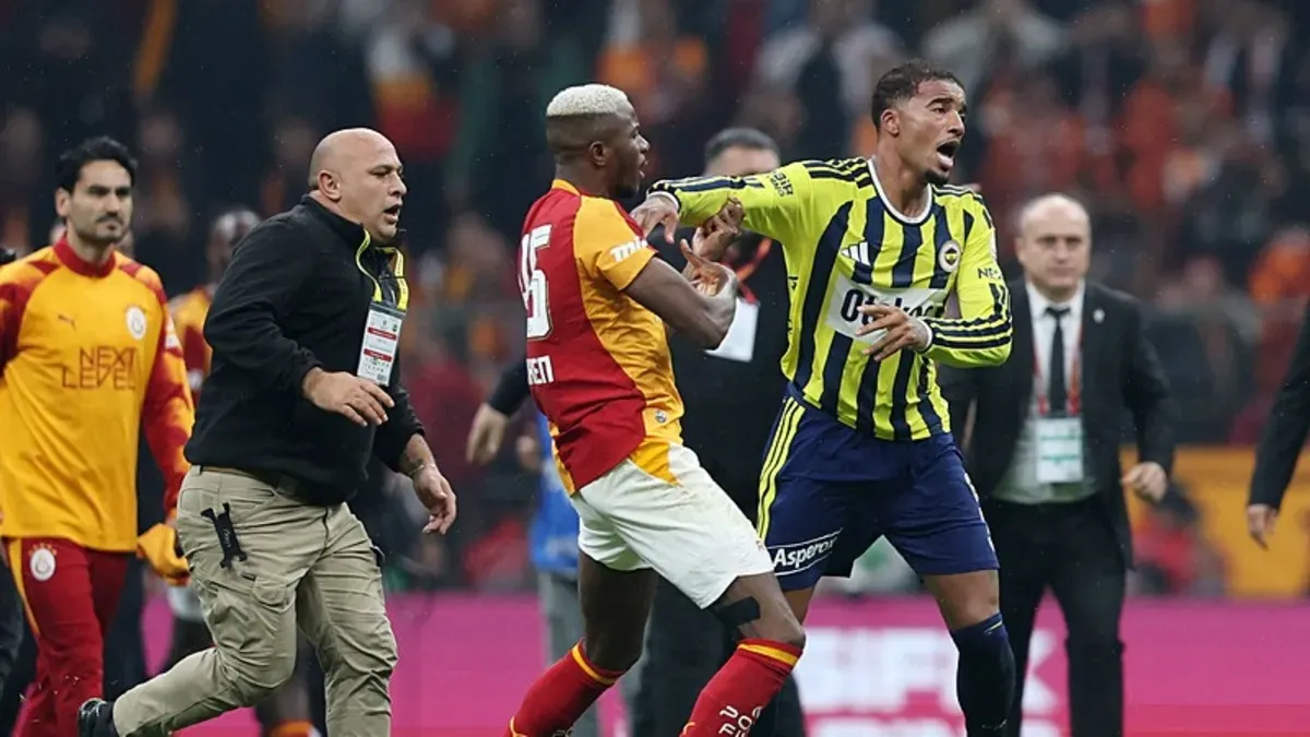 Archie Brown maçta kırmızı kart gördüğü anın temsili görüntüsü