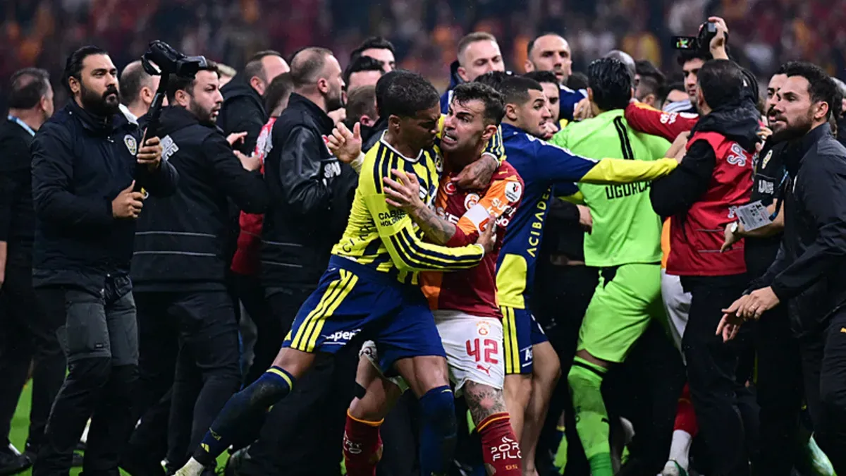 Rams Park'ta derbi sonrası saha karışırken tartışan Archie Brown ve Abdülkerim Bardakcı