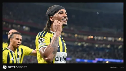 Archie Brown basına konuşurken Fenerbahçe formasıyla