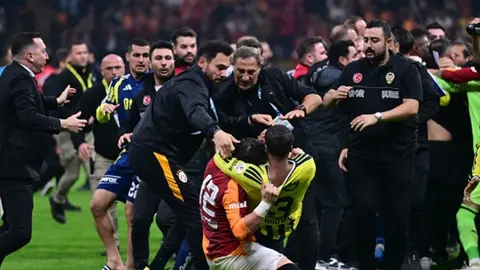 Fənərbaxça və Qalatasaray oyunçuları derbi zamanı danışıqlar