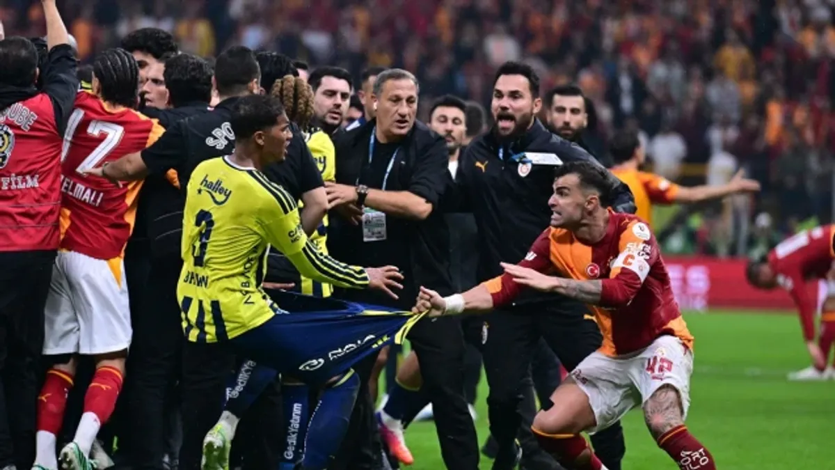 Arçi Braun jurnalistlərə boynundakı izləri göstərir