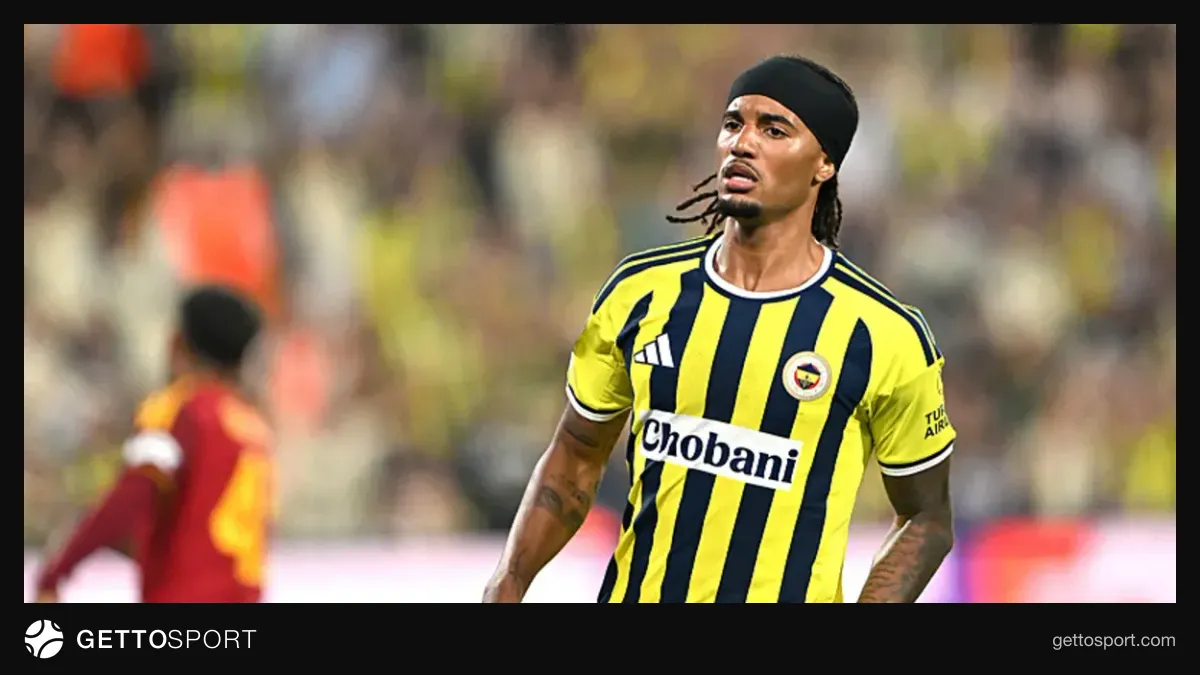 Arcihe Brown Fenerbahçe formasıyla maç sırasında