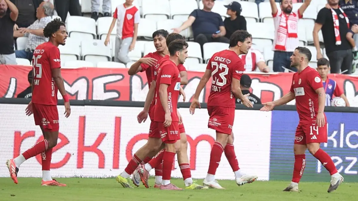 Arda Altun gol sevincini kutluyor, Antalyaspor formasıyla