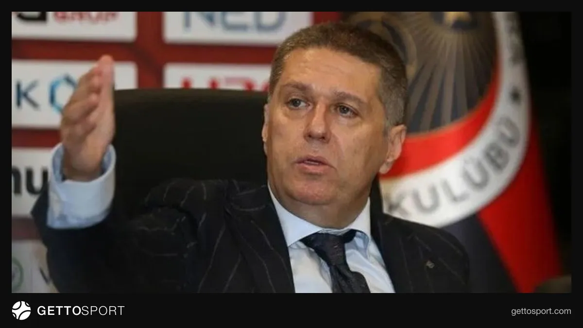 Arda Çakmak basın açıklaması yaparken konuşuyor