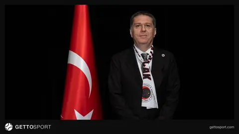 Arda Çakmak röportaj sırasında konuşurken