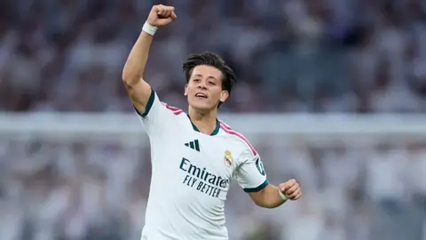 Arda Güler forma giyerken, Real Madrid formasıyla saha görüntüsü