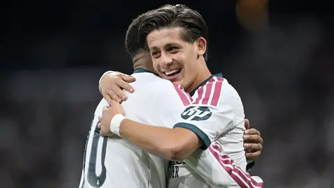 Arda Güler gol sevincini yaşarken Santiago Bernabeu'da takım arkadaşlarıyla