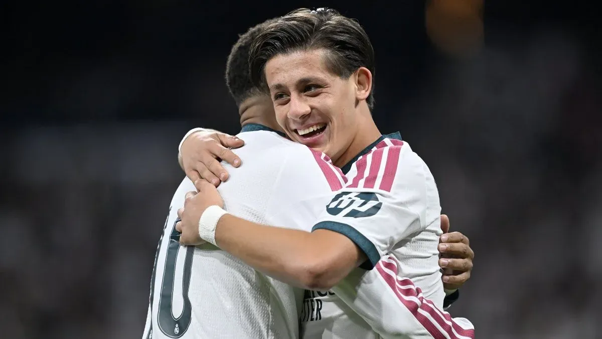 Arda Güler gol sevincini yaşarken Santiago Bernabeu'da takım arkadaşlarıyla