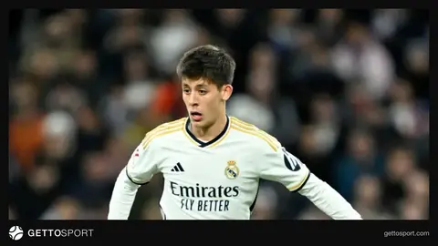 Arda Güler Real Madrid formasıyla sahada düşünceli şekilde yürürken
