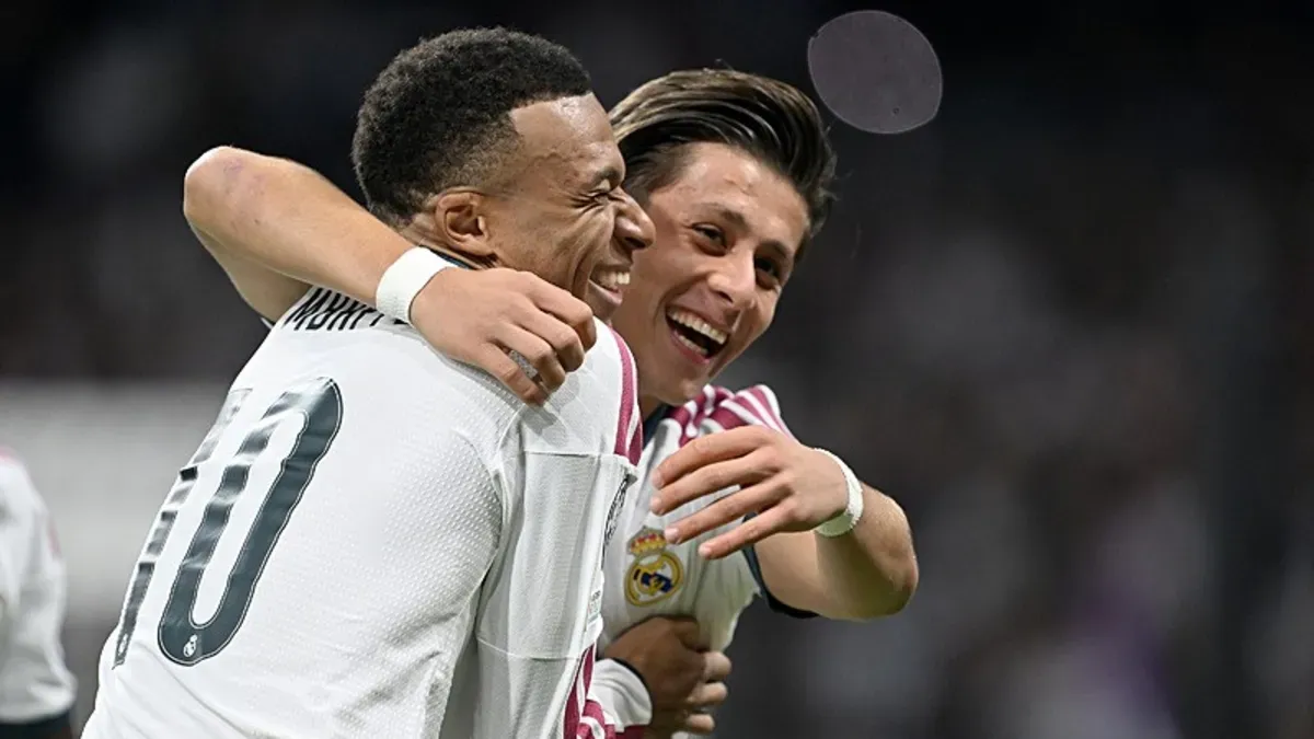 Arda Güler gol sevinci ve Guti'ye imzalı formayı verirken