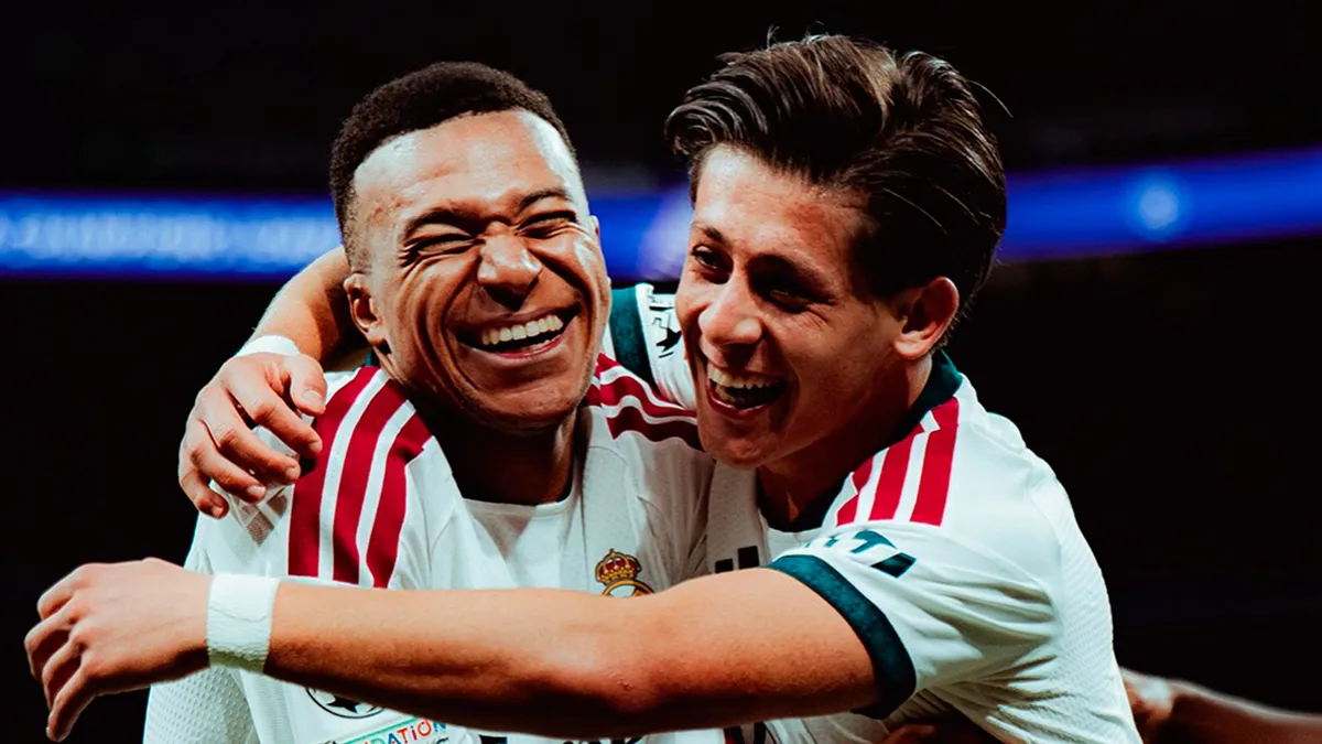 Arda Gülər və Kilian Mbappé meydançada, topa doğru yönələn an