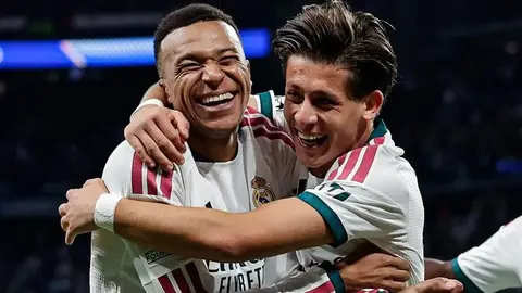 Real Madrid oyunçuları qələbəni qeyd edir, Arda Güler topu ağlayır