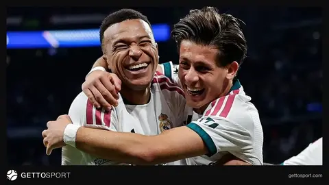 Real Madrid oyunçuları qələbəni qeyd edir, Arda Güler topu ağlayır