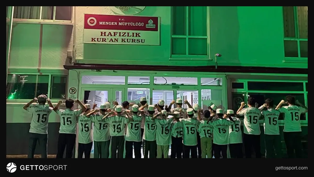 Arda Güler imzalı 15 numaralı Real Madrid formasıyla poz veren hafızlık öğrencileri