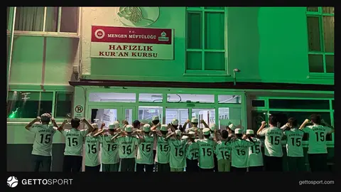 Arda Güler'in imzalı formasını tutan Mengen'deki hafızlık kursu öğrencileri