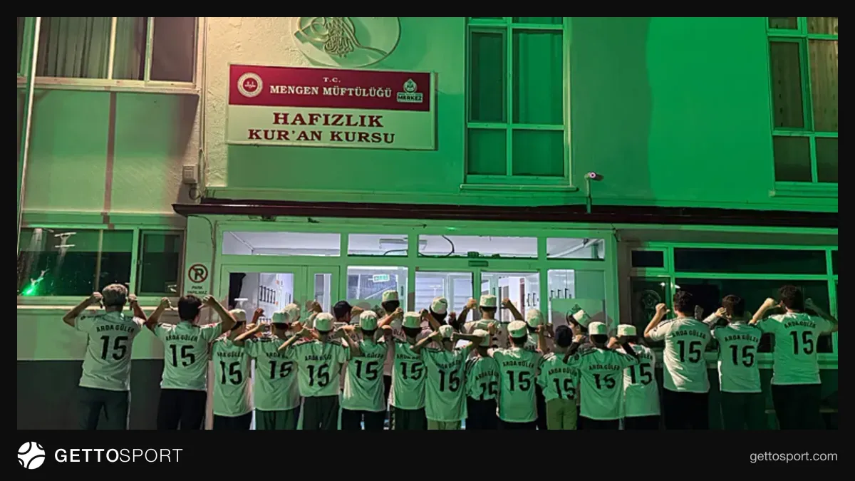 Arda Güler'in imzalı formasını tutan Mengen'deki hafızlık kursu öğrencileri