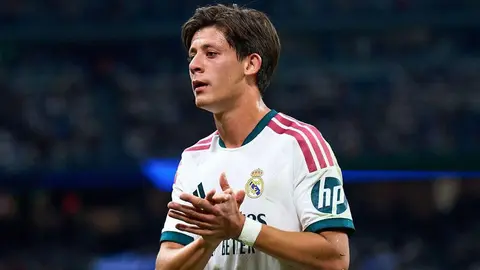 Arda Güler Real Madrid formasında, müqavilə imzalayırmış kimi jest