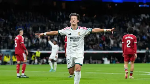 Arda Güler maç sırasında Real Madrid formasıyla top sürüyor