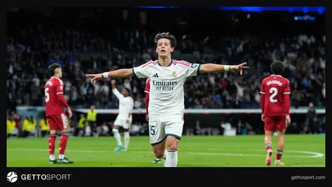 Arda Güler maç sırasında Real Madrid formasıyla top sürüyor