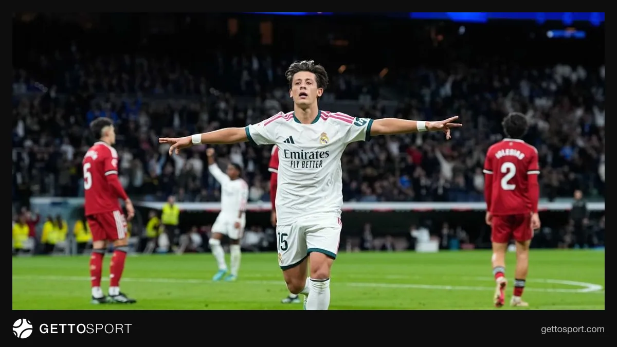 Arda Güler maç sırasında Real Madrid formasıyla top sürüyor