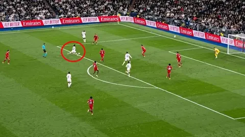 Arda Güler gol sevinci sırasında topu kontrol ederken görüntü
