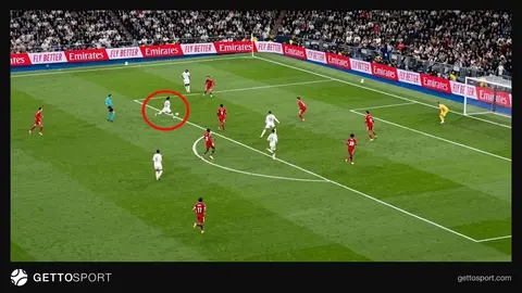 Arda Güler gol sevinci sırasında topu kontrol ederken görüntü