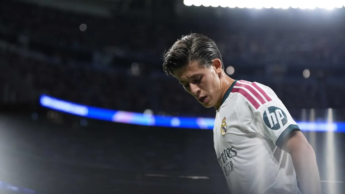 Real Madrid formasıyla Arda Güler top sürerken ve pas verirken görüntüsü