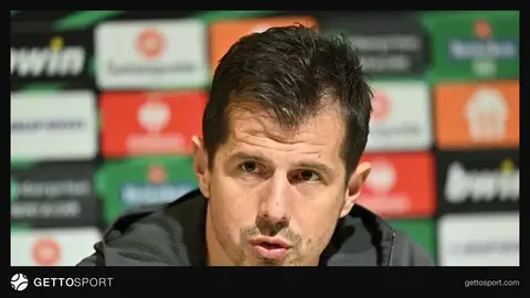 Emre Belözoğlu mətbuat konfransında danışarkən