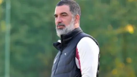 Arda Turan maçta takımının başında heyecanlı şekilde talimat verirken