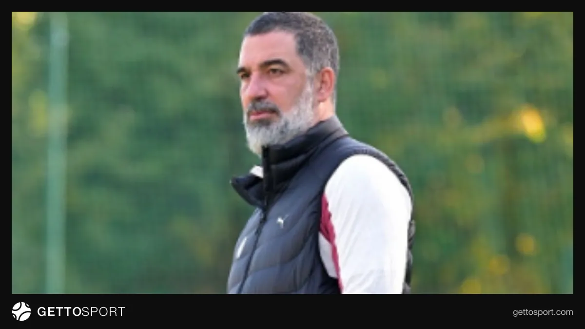 Arda Turan maçta takımının başında heyecanlı şekilde talimat verirken