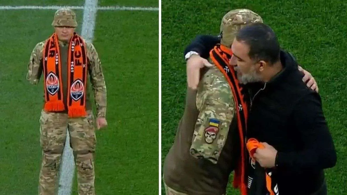 Arda Turan sahada Ukraynalı askeri sarıp forma verirken