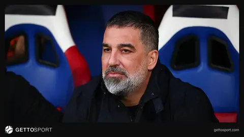 Arda Turan röportaj verirken yakın plan fotoğrafı