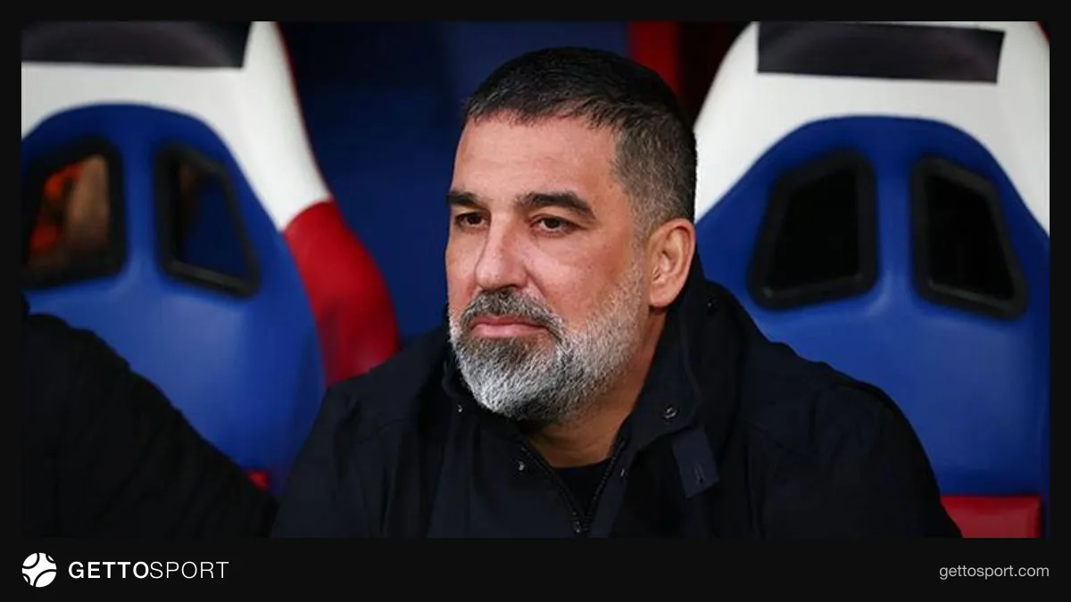 Arda Turan röportaj verirken yakın plan fotoğrafı