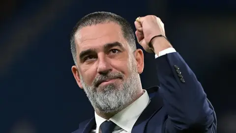 Arda Turan basın toplantısında Shakhtar Donetsk formasıyla konuşurken