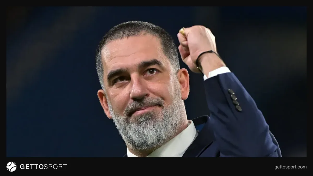 Arda Turan basın toplantısında Shakhtar Donetsk formasıyla konuşurken