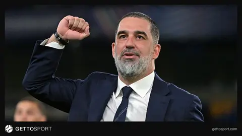 Arda Turan basın toplantısında mikrofonlara konuşurken