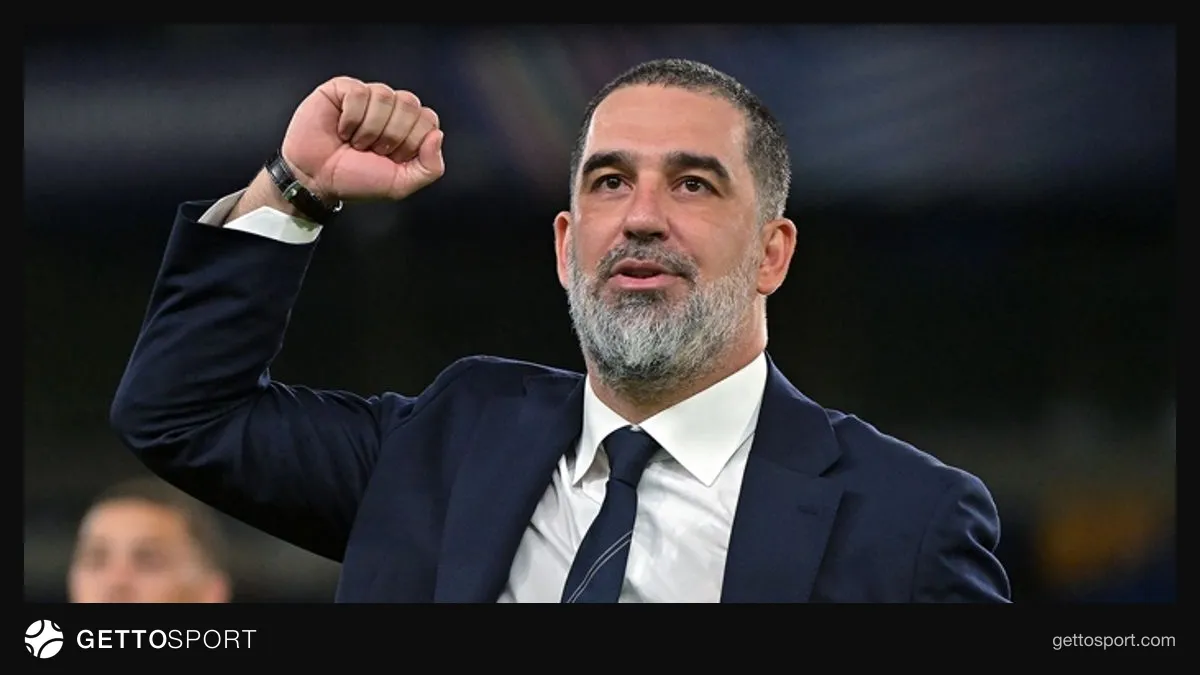 Arda Turan basın toplantısında mikrofonlara konuşurken