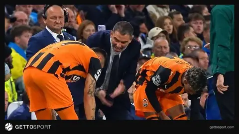 Arda Turan sahada oyuncusuna bağırırken görüntüsü