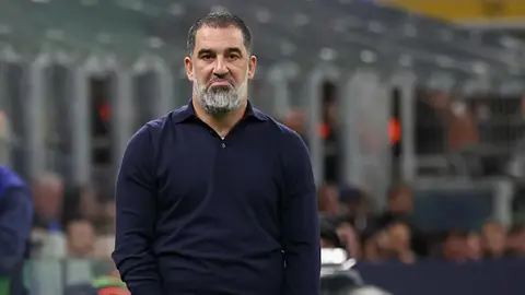 Arda Turan soyunma odasında konuşurken takım oyuncuları etrafında