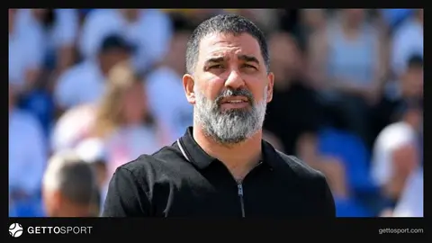 Arda Turan basın toplantısında konuşurken Stamford Bridge'de