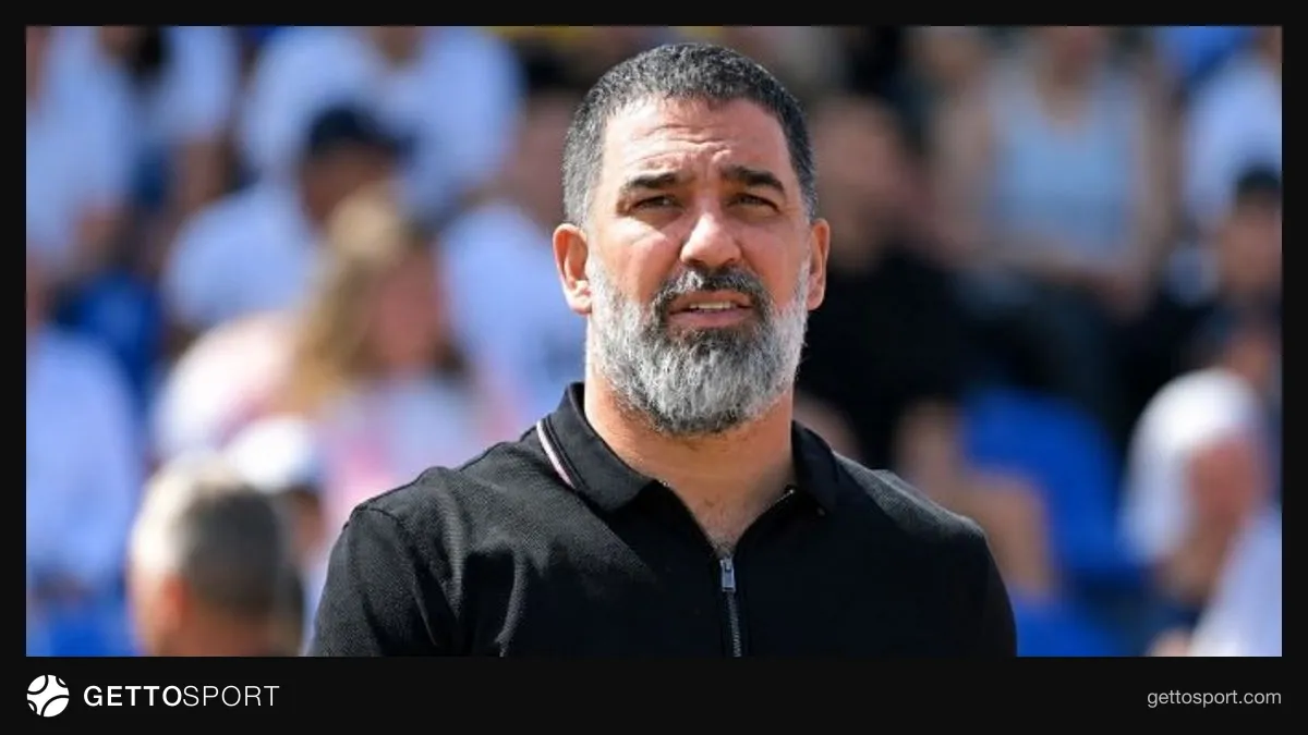 Arda Turan basın toplantısında konuşurken Stamford Bridge'de