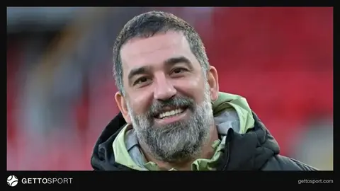 Arda Turan Şaxtyor forması ilə texniki zonada dayanıb