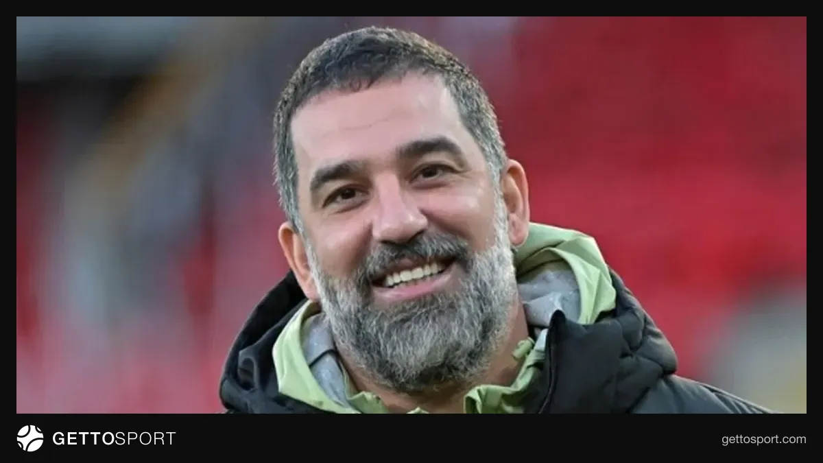 Arda Turan Şaxtyor forması ilə texniki zonada dayanıb