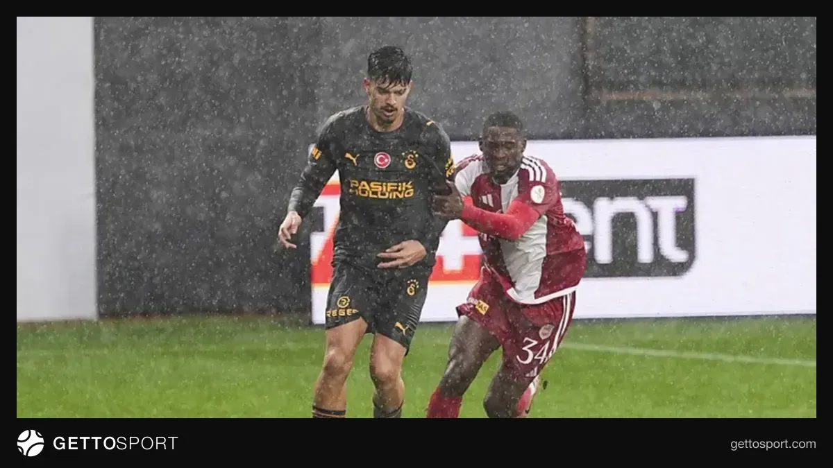 Galatasaray antrenmanında stoper Arda Ünyay koşuyor