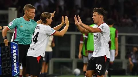 Milan formasıyla Ardon Jashari saha kenarında konuşurken