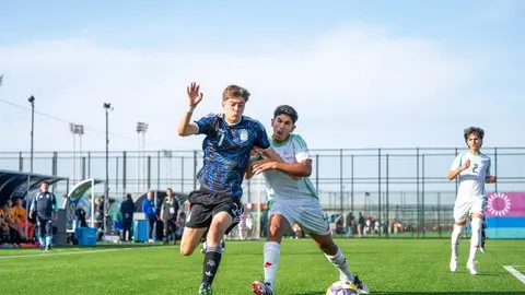 U-15 dünya çempionatının açılışında futbolçular və azarkeşlər Bakı Kristal Zalında