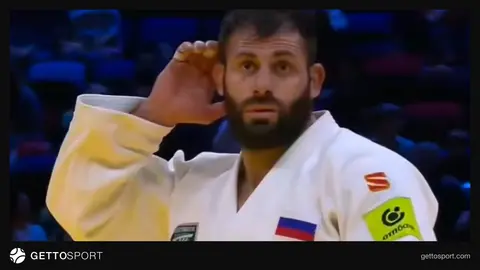Zelim Kotsoyev və Arman Adamyan görüşdən sonra tribunaya qarşı jest