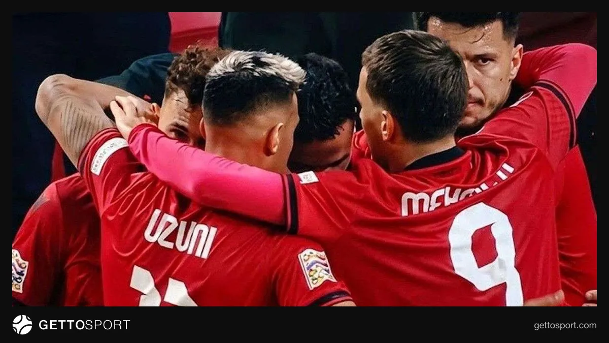 Arnavutluk futbol takımı oyuncuları Air Albania Stadyumu'nda sevinç yaşarken
