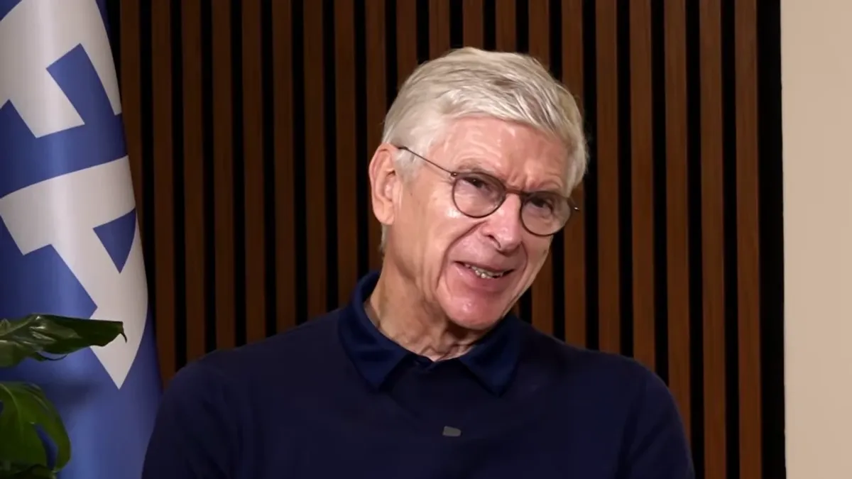 Arsen Venger mikrofona müsahibə verir, fonunda Bakı